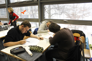 Die Schüler beim technischen Zeichnen