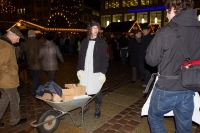 Mit einer Schubkarre und lauter Metal-Mucke über den Weihnachtsmarkt: Das gabs in Chemnitz noch nie!